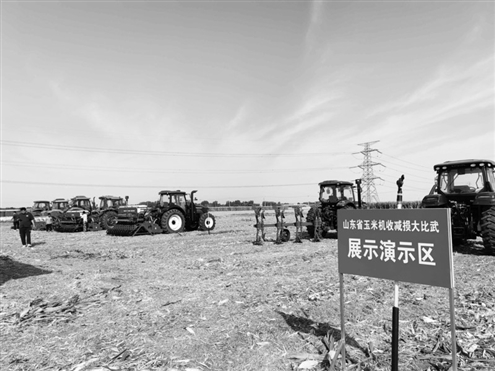 济南市“三秋”生产农机化技术推广“田间日”
